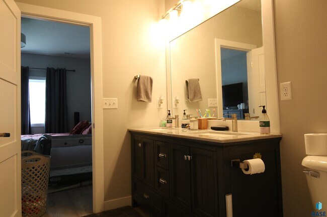 Building Photo - 4417 E Leubecher Pl