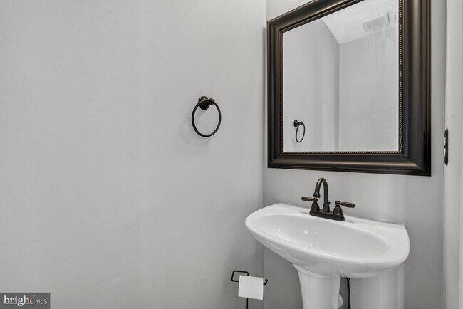 Building Photo - 711 Wineberry Way