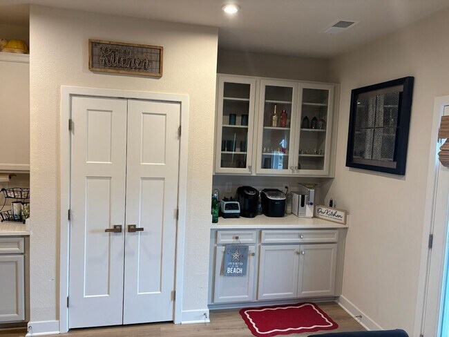 Building Photo - 4 Bed, 3.5 Bath Townhome Located just minutes from the VA/NC Line