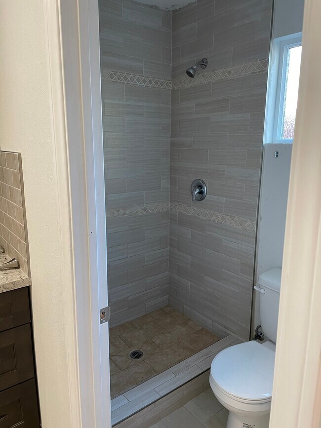 Building Photo - 114 W B St