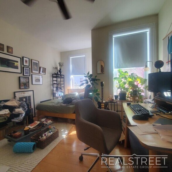 Building Photo - Spacious Sunny South Facing Studio One Block from Promenade