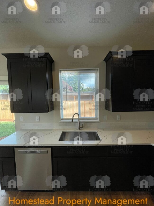 Building Photo - 186-188 SE Lacreole Dr