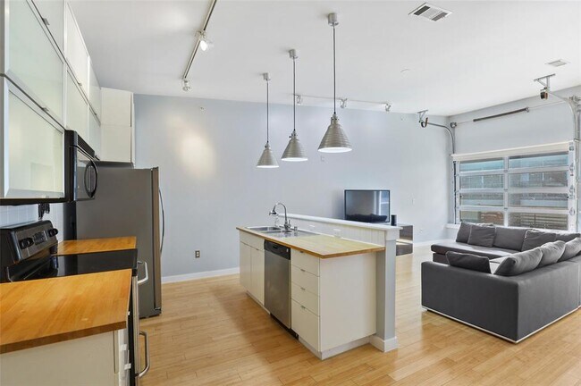 Building Photo - 1111 S Akard-2051