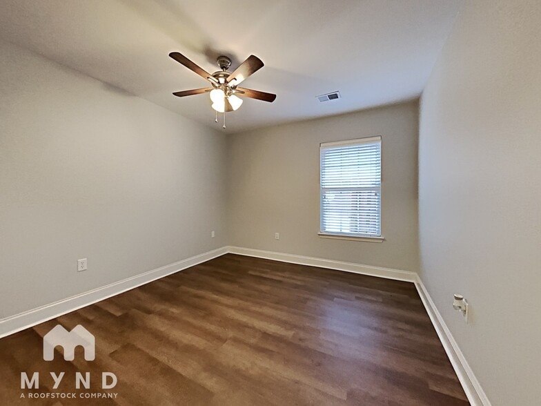 Building Photo - 2086 Edgewood Dr