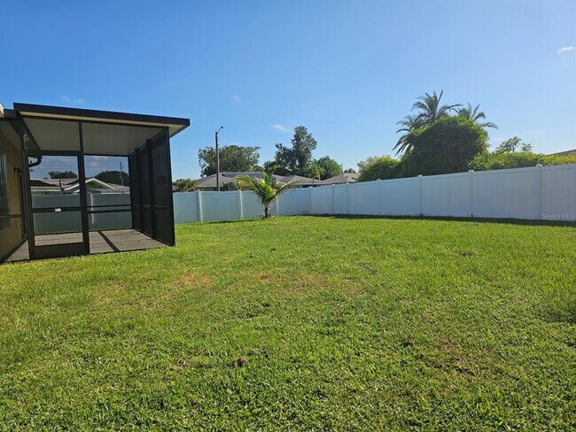 Building Photo - 3050 Beacon Dr