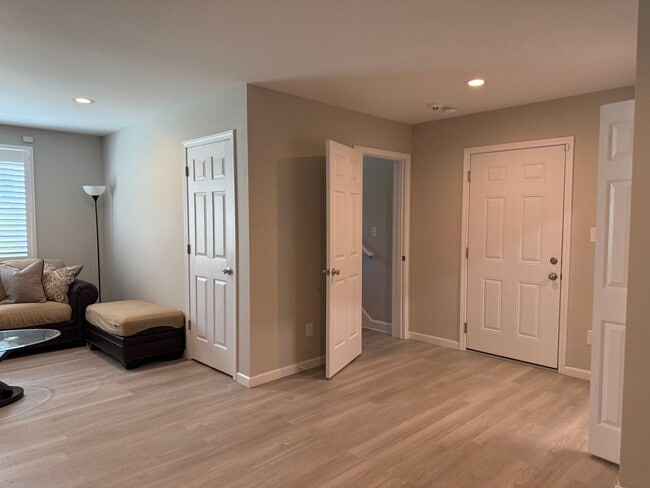 Building Photo - Fully Furnished 3 Bedroom, 2 Bath Home wit...