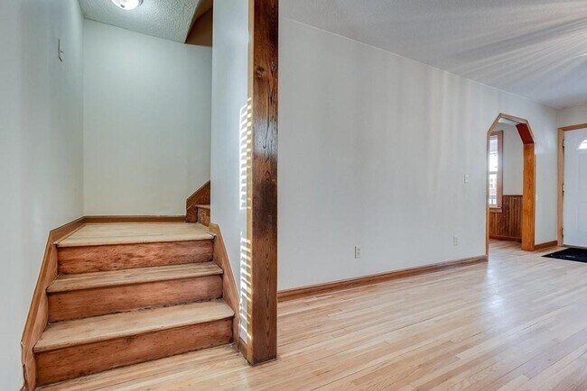 Building Photo - 6 bedroom 2 bathroom available 06/01/2026