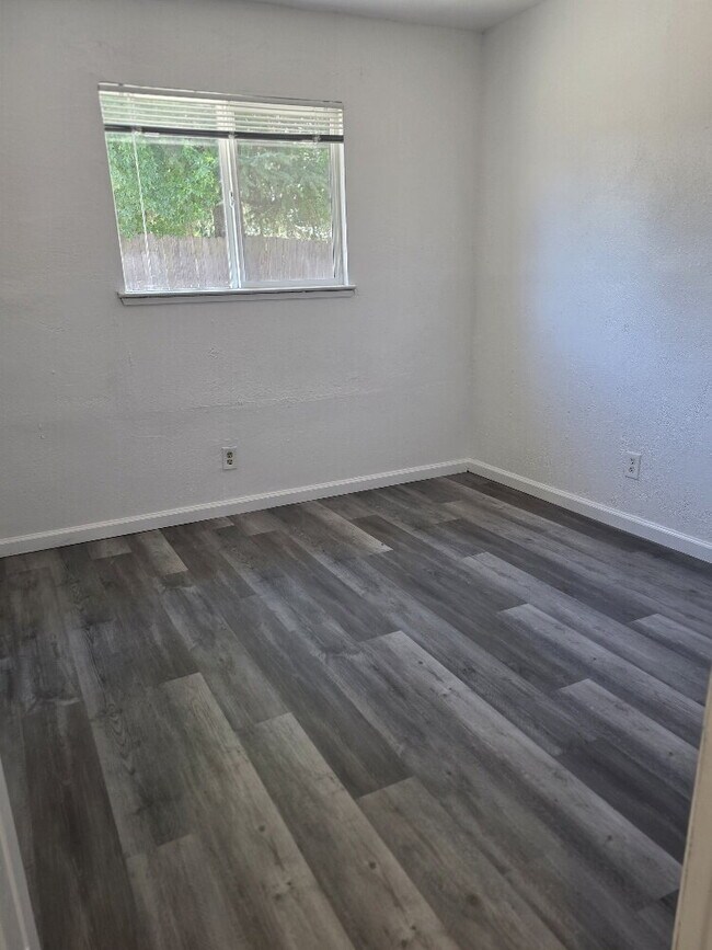 Building Photo - 3-Bedroom house with 2 Baths in Sacramento