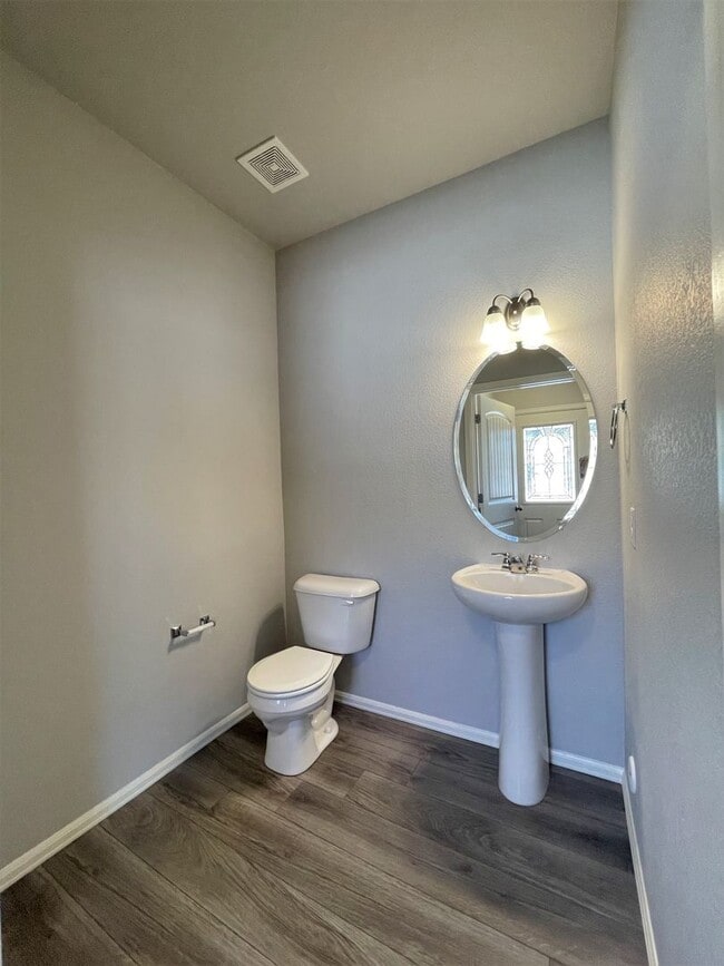 Building Photo - Townhome w/ 2 car garage, A/C-Newer, Low Maintance, & Conviniently Located