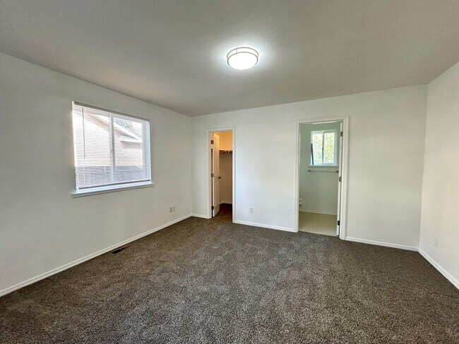 Building Photo - 3 Bed 2 Bath Home with Fenced Yard