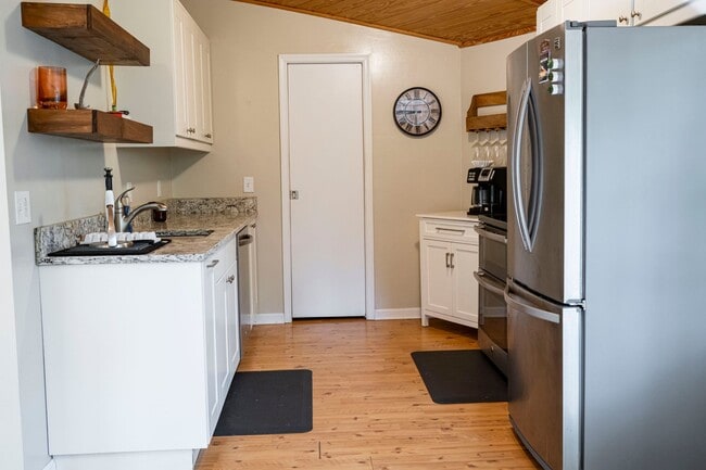 Building Photo - 12433 Cree Ln