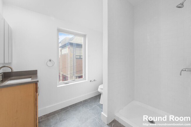 Building Photo - Renovated 3 bed 2.5 bath in Cambridge