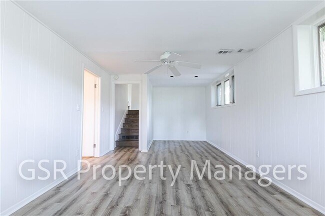 Building Photo - 2026 N Akin Dr NE