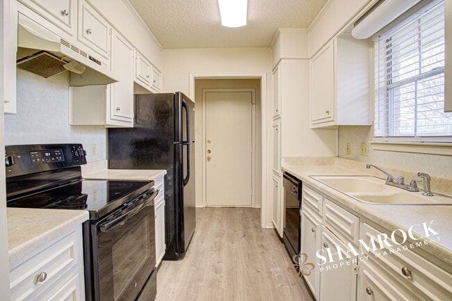 Building Photo - Duplex in Midway ISD!