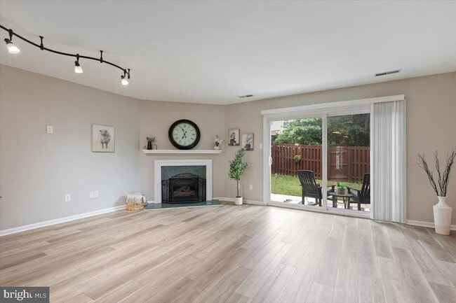 Building Photo - 105 Pin Oak Ct