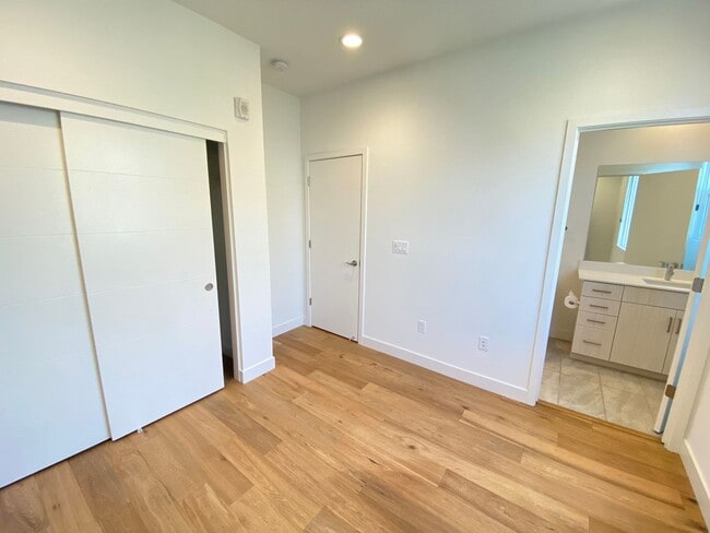 Building Photo - Advent - Three Story Townhome W/ Attached ...