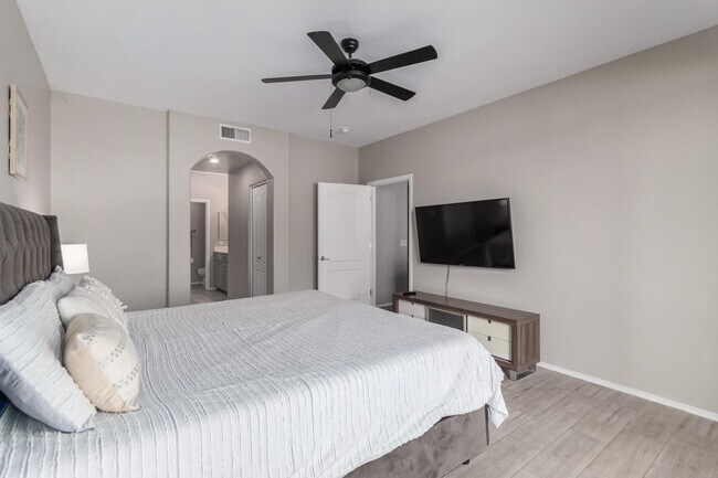 Building Photo - 705 W Queen Creek Rd