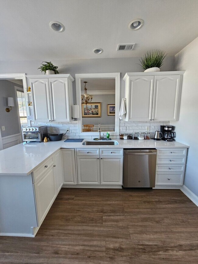 Building Photo - Welcome Home to Comfort and Style in North Charleston, SC!