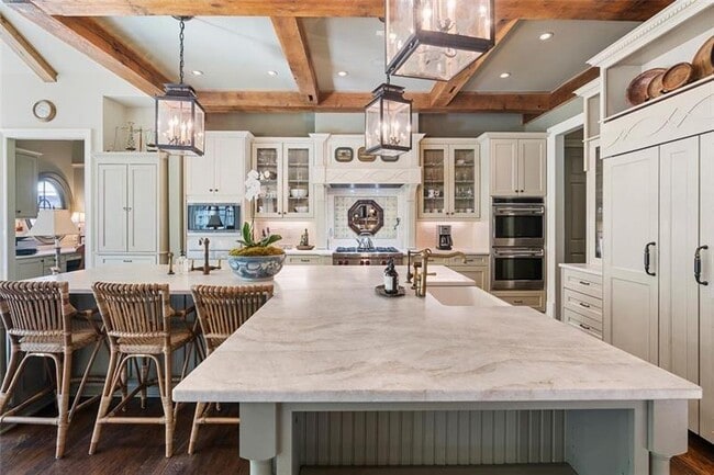 Building Photo - 5000 Long Island Dr