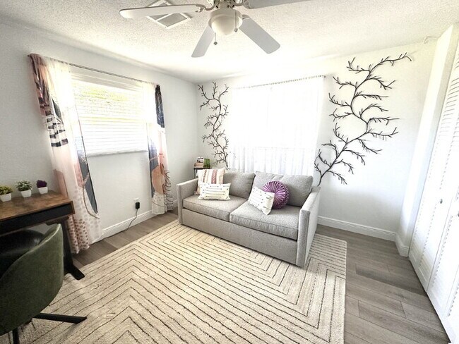 Building Photo - 2563 S Peninsula Dr