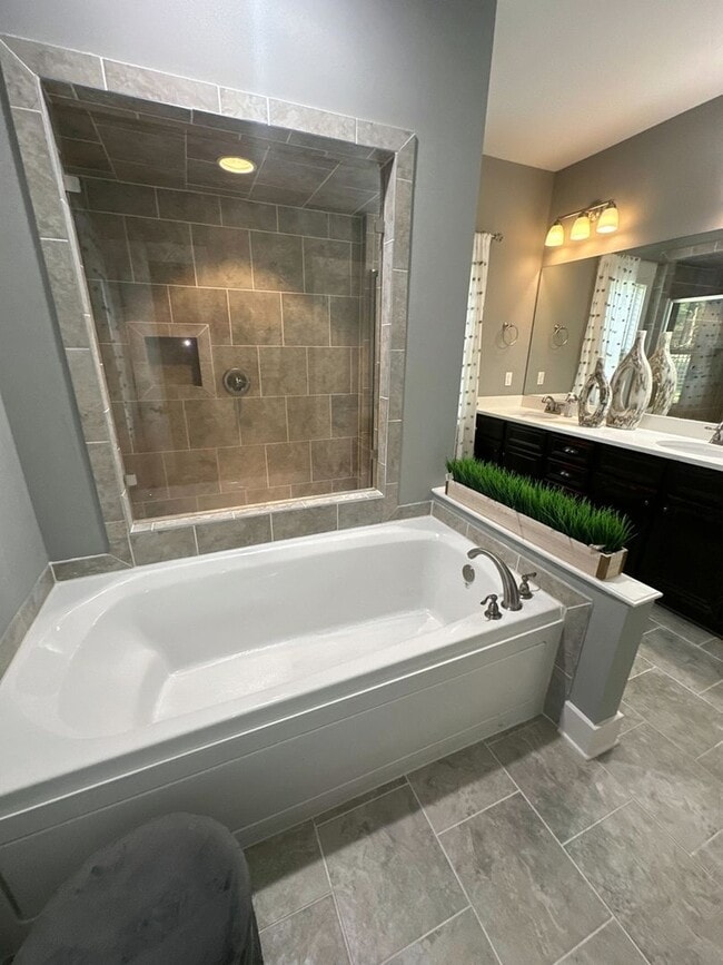 Building Photo - 1013 Edgewater Ln