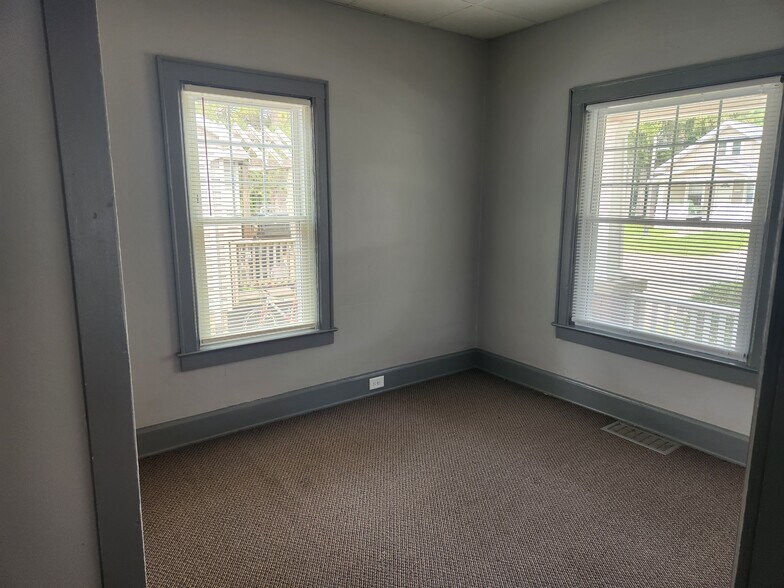 Main level bedroom - 1016 S Franklin St