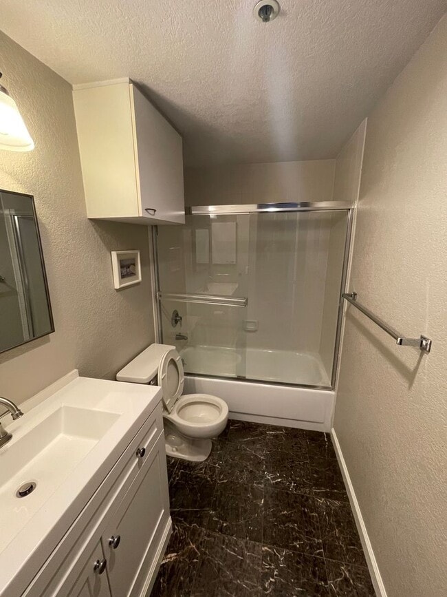 Building Photo - San Francisco furnished, High-floor studio...