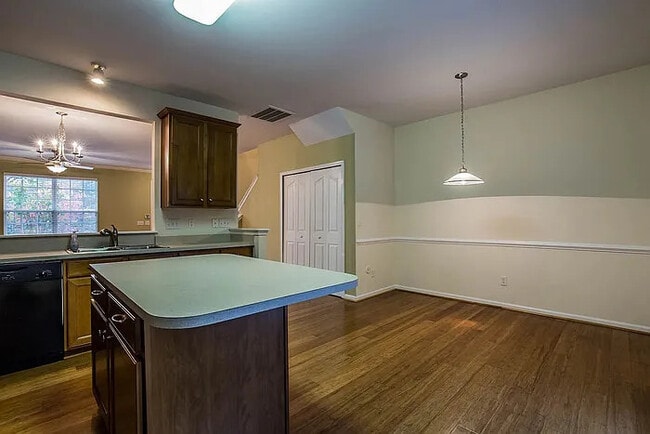 Building Photo - 2 Bedroom 2.5 Bathroom
