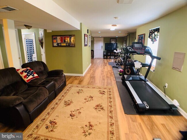 Building Photo - 8604 Oak Chase Cir
