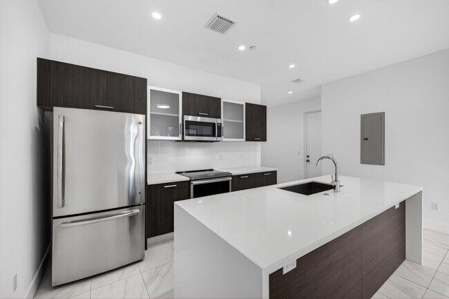 Building Photo - 1044 NE 18th Ave