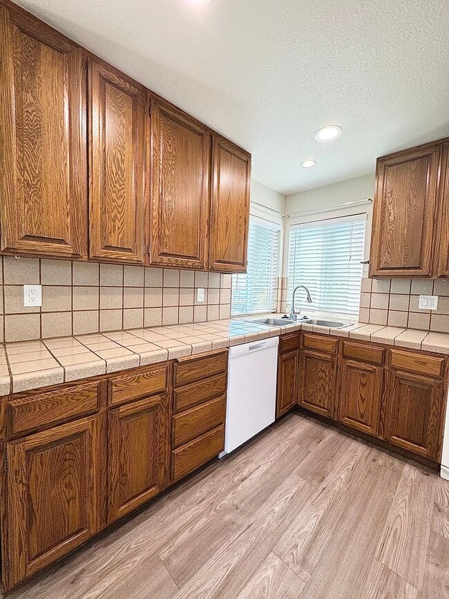 Building Photo - Beautifully Upstairs Condo at Ridgecrest Condominiums!! HOA Pool/Jacuzzi