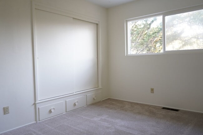 Building Photo - 3 bed 2 bath Single Family Home for Rent in Grants Pass