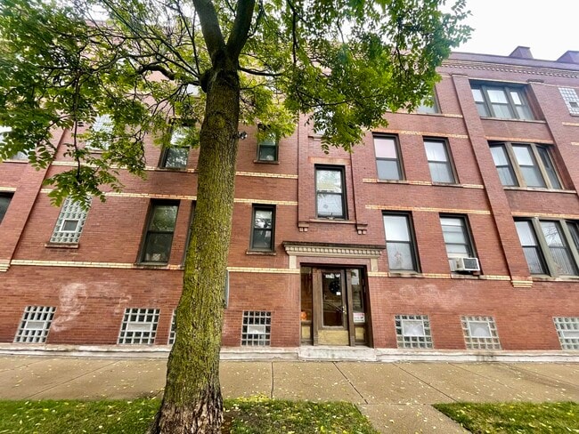 Building Photo - 3270 W Dickens Ave