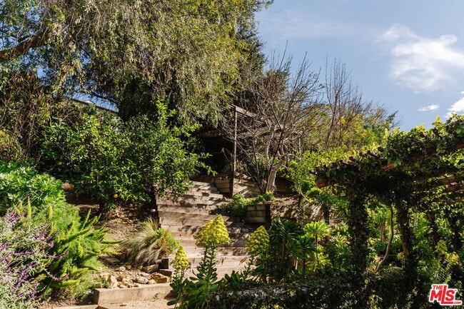 Building Photo - 2042 Sanborn Ave