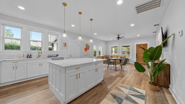 Building Photo - 1007 E Comanche Ave