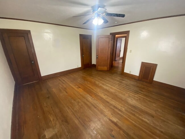 Building Photo - Massive 4 Bedroom, 2 Bath Brick Home