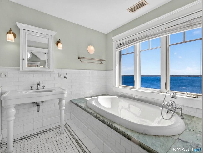 Building Photo - 4 Point Rd