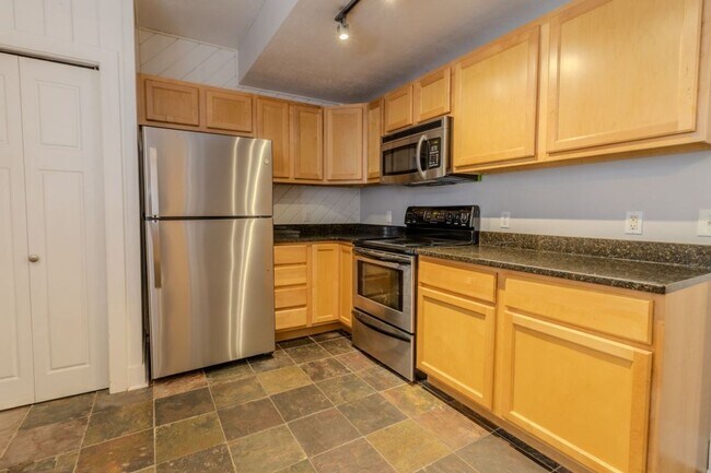 Building Photo - 933 E Front St