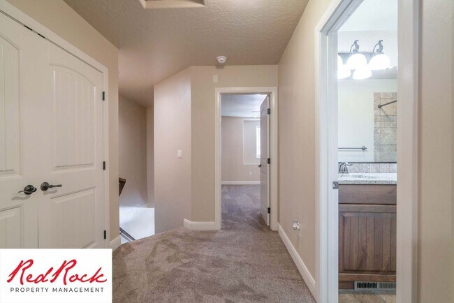 Building Photo - Beautiful Southgate Townhome!