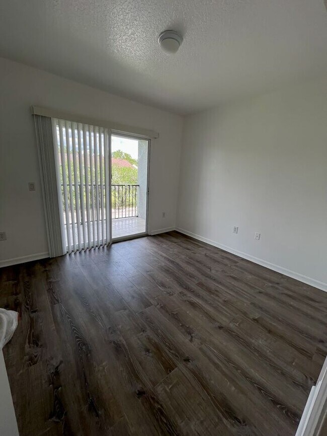 Building Photo - Beautifully Updated 3-Bedroom Townhouse in...