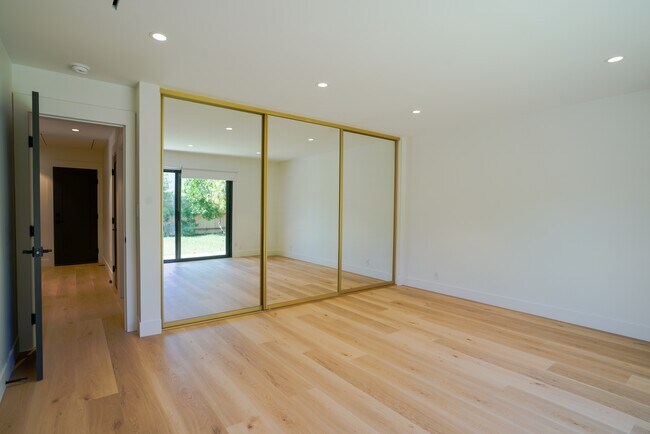 Building Photo - 1800 Oriole Dr