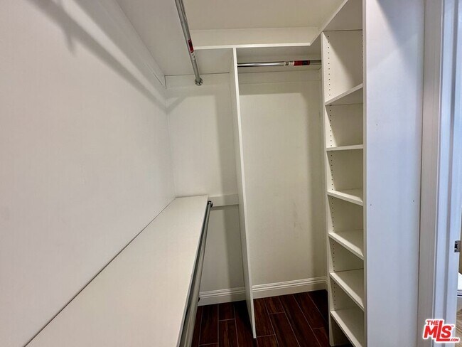 Building Photo - 128 S Swall Dr