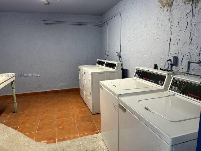 Building Photo - 9460 Fontainebleau Blvd