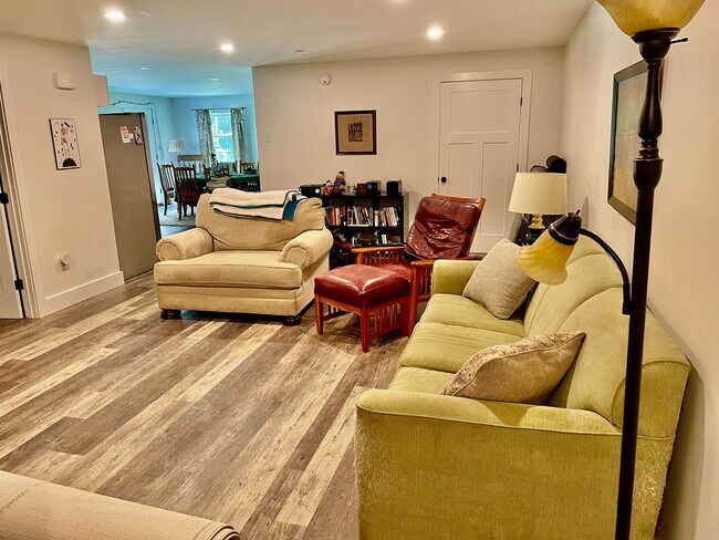 Building Photo - New 3 bed, 3 bath house with in law apt on...
