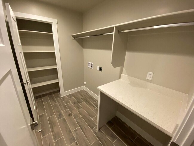 Building Photo - 3 Bedroom Townhome. Water, Sewer, and Garbage Included!