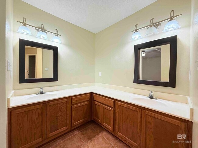 Building Photo - 7343 Franklin Square Ct