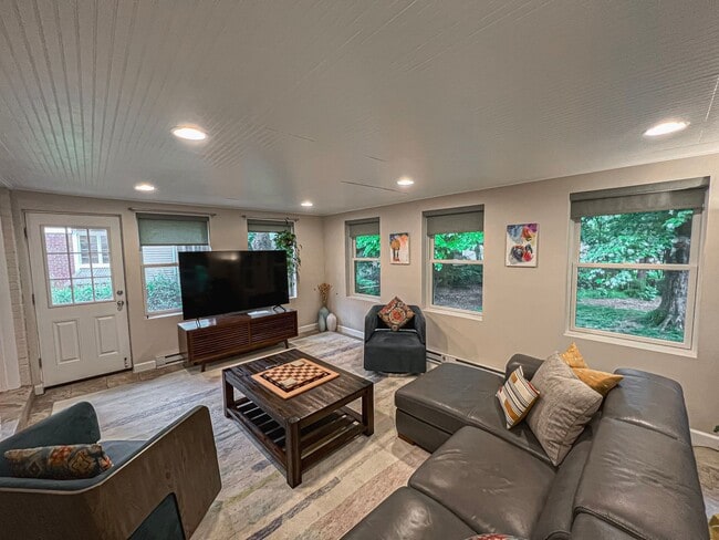 Building Photo - Sunny and Bright 4 Bedroom 3 Bath 2 Level ...