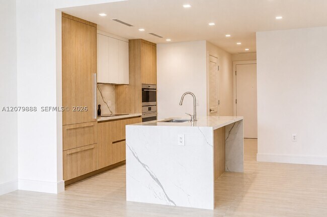 Building Photo - 2411 Laguna Cir