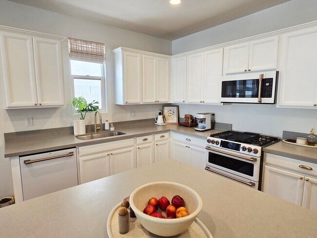 Building Photo - 4-bedroom + Den, 3-bath home in The Preserve at San Tan