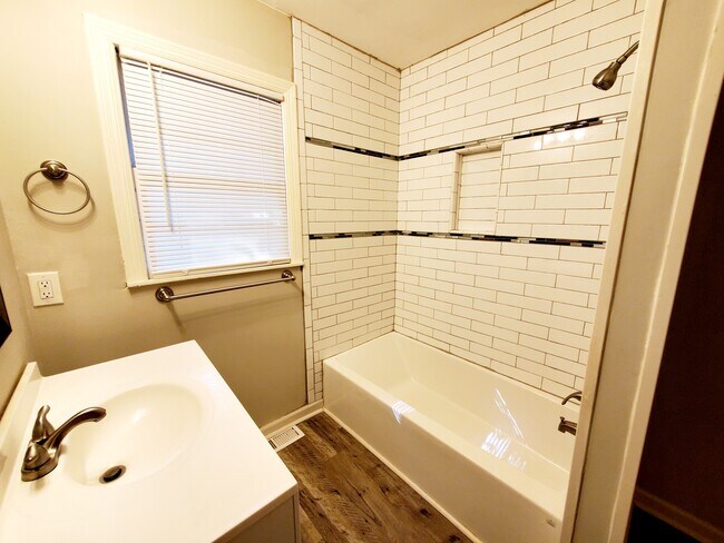 Building Photo - 117 Meadow Dr